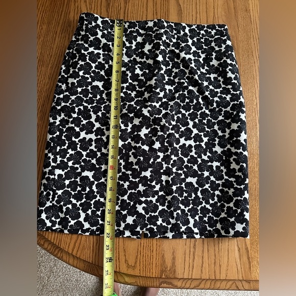 J Crew Floral Print Pencil Skirt Size 8 Office Siren Academia Goth Preppy - Picture 6 of 9